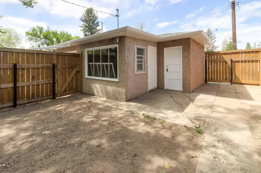 742 5 Street S Lethbridge AB T1J 2C4