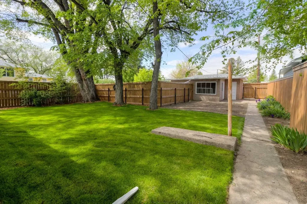 742 5 Street S Lethbridge AB T1J 2C4