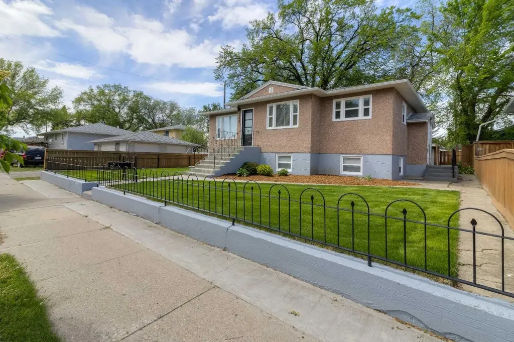 742 5 Street S Lethbridge AB T1J 2C4