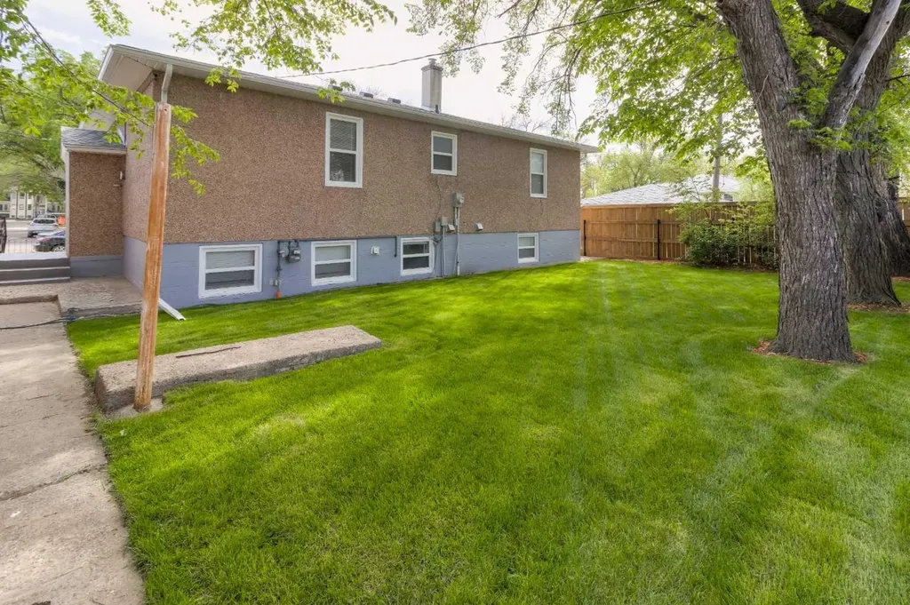 742 5 Street S Lethbridge AB T1J 2C4