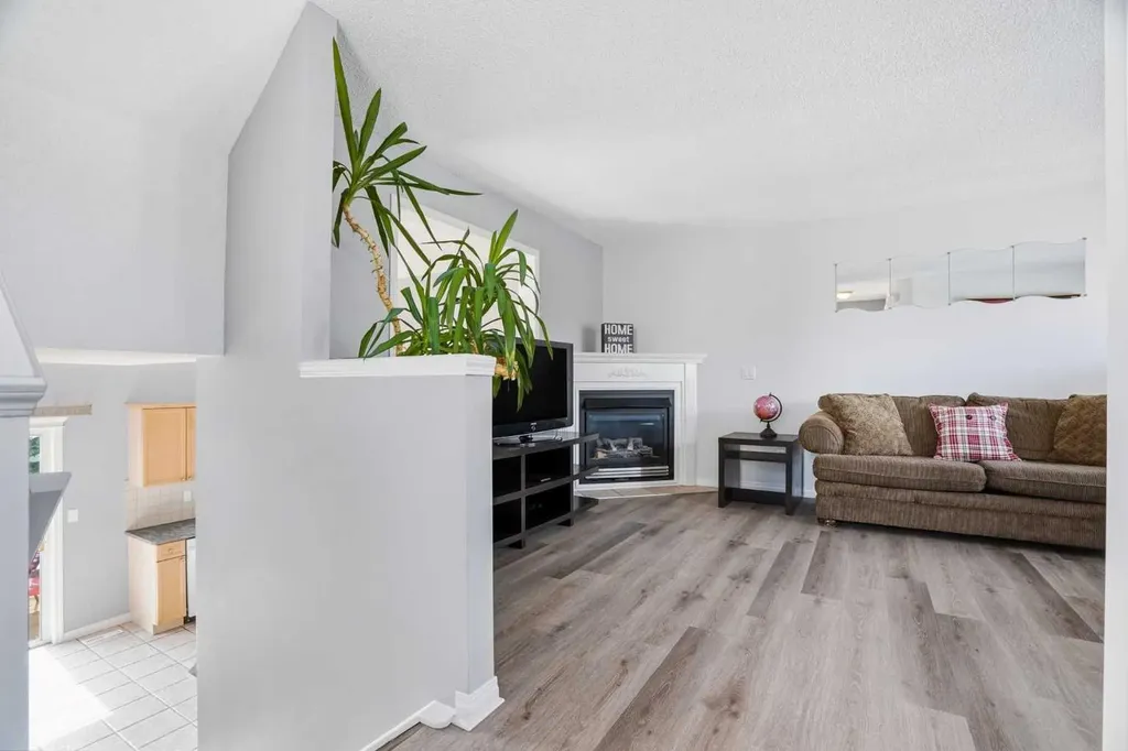 62 Country Hills Cove NW Calgary AB T3K 5G7