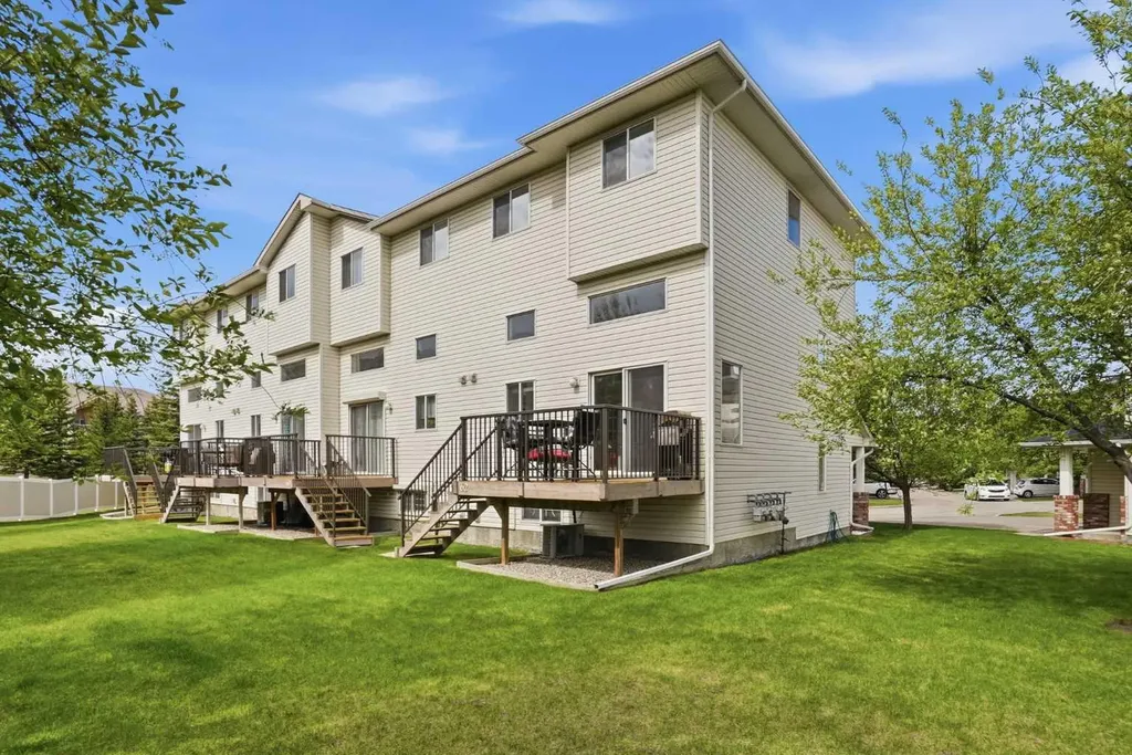 62 Country Hills Cove NW Calgary AB T3K 5G7