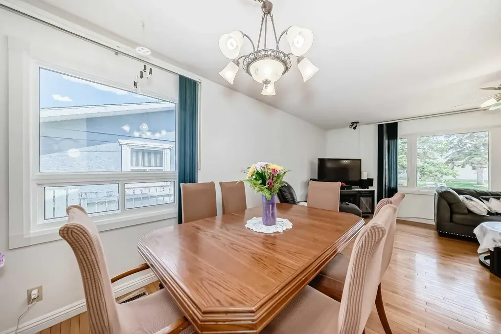 5132 Marian Way NE Calgary AB T2A 2Y4