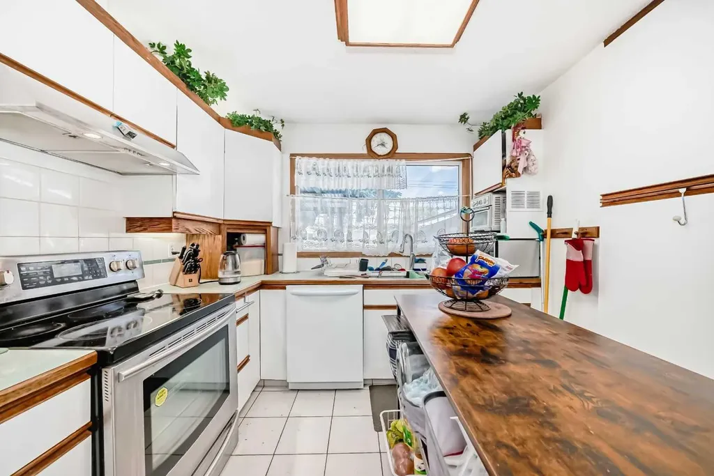 5132 Marian Way NE Calgary AB T2A 2Y4