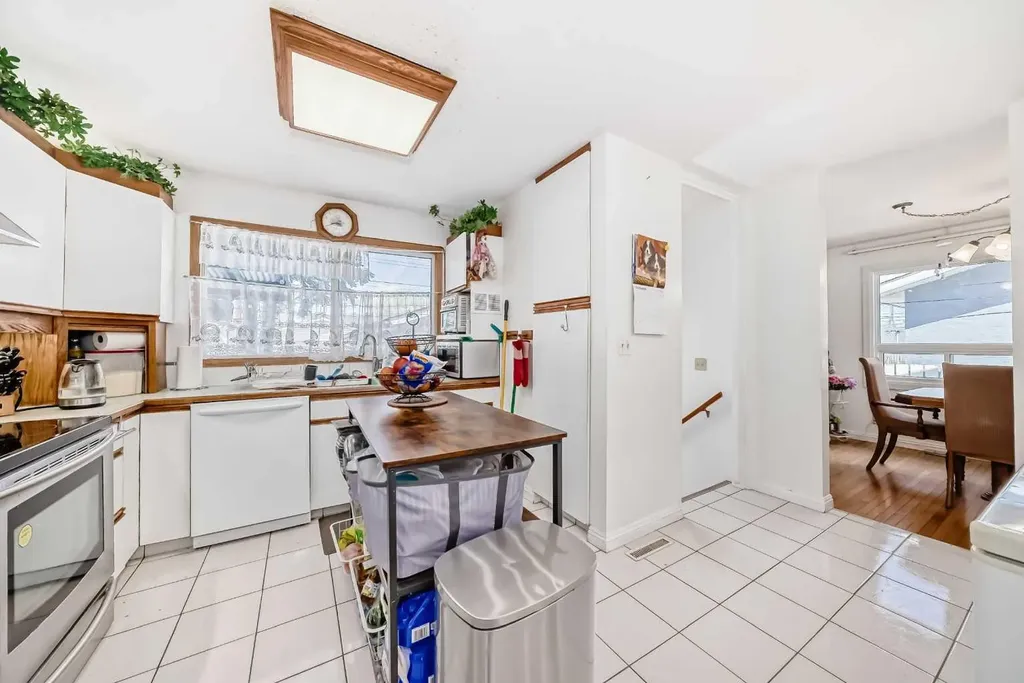 5132 Marian Way NE Calgary AB T2A 2Y4