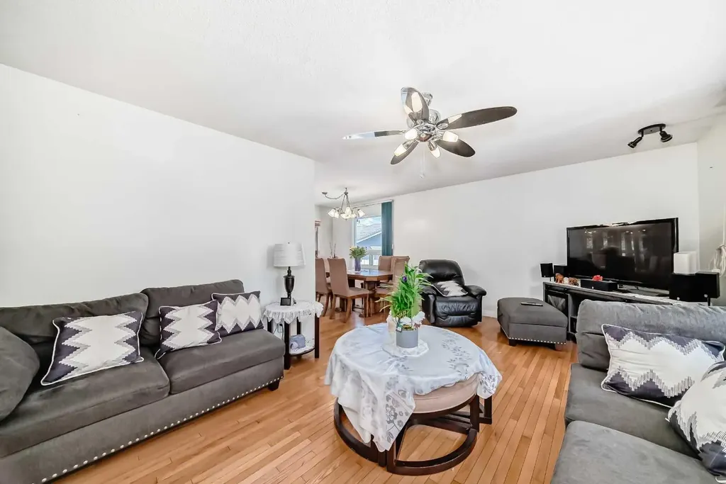 5132 Marian Way NE Calgary AB T2A 2Y4