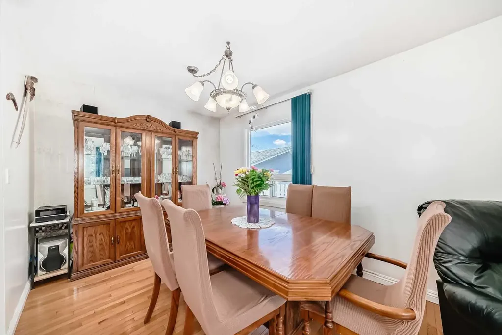 5132 Marian Way NE Calgary AB T2A 2Y4