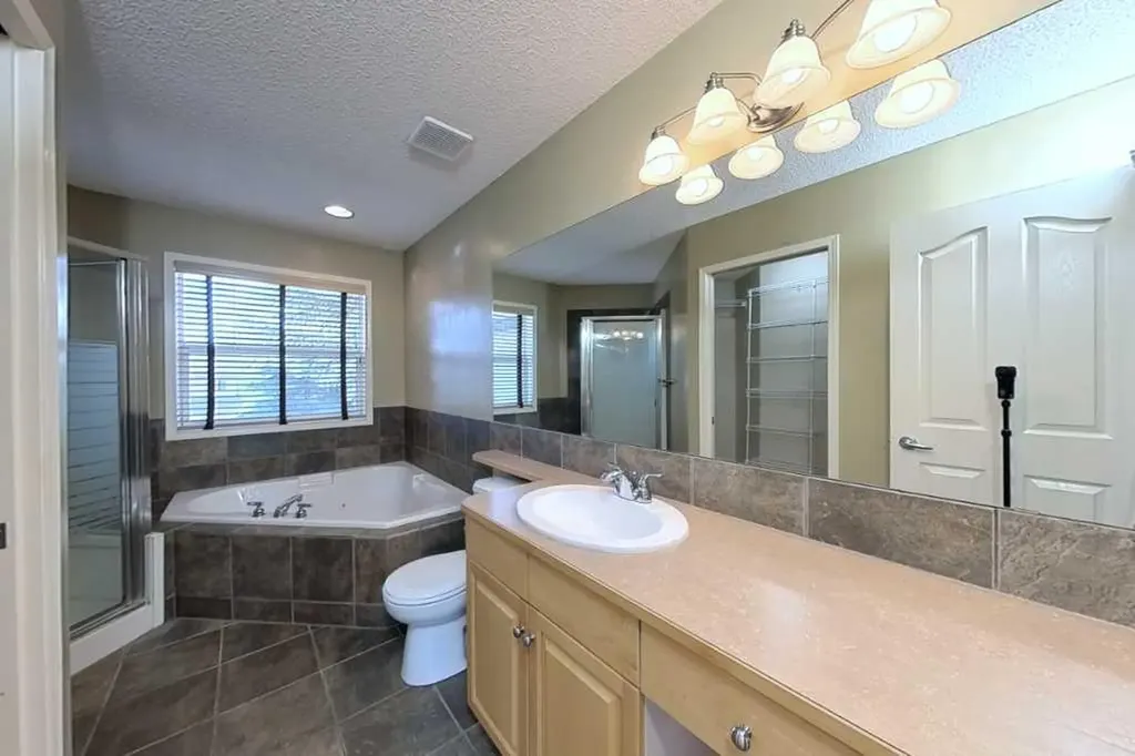 39 Simcoe Terrace SW Calgary AB T3H 4S3
