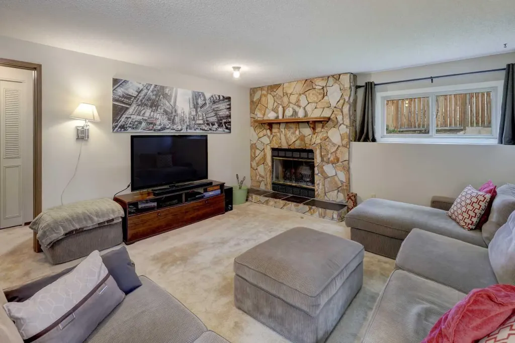 36 Edforth Road NW Calgary AB T3A 3V7