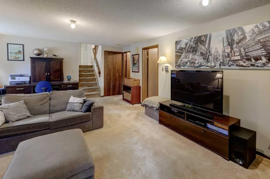 36 Edforth Road NW Calgary AB T3A 3V7