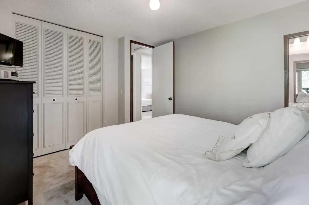 36 Edforth Road NW Calgary AB T3A 3V7