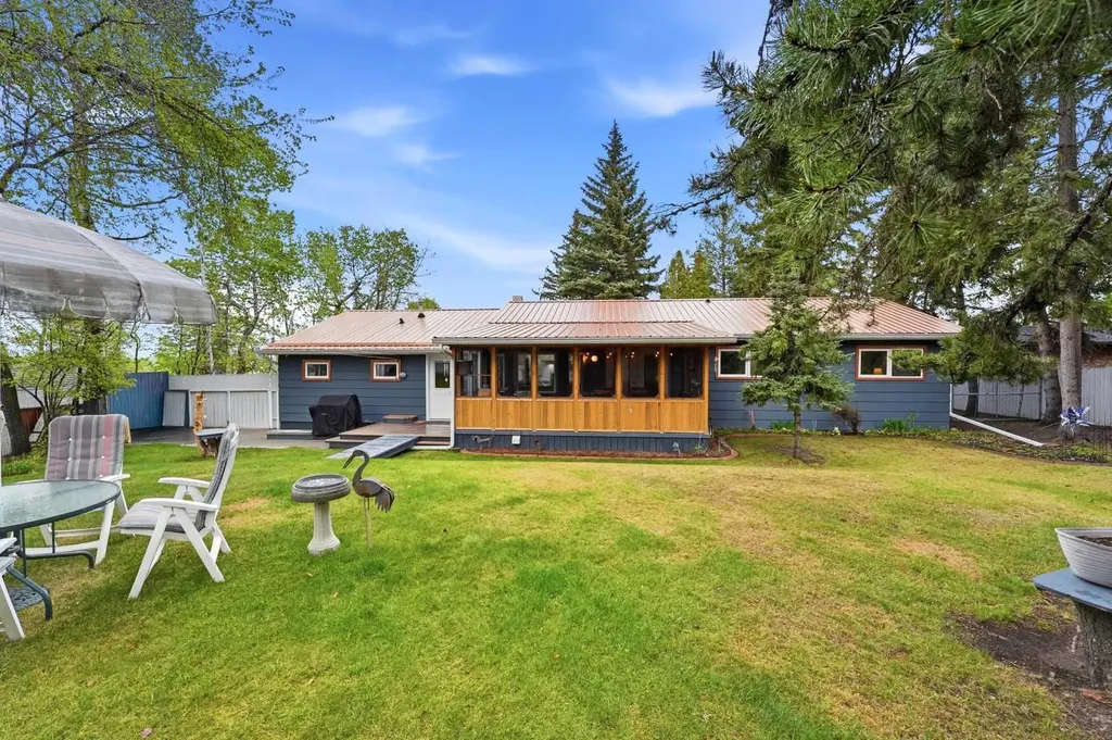 4444 50 Street Sylvan Lake AB T4S 1L6