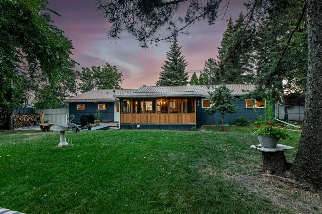 4444 50 Street Sylvan Lake AB T4S 1L6
