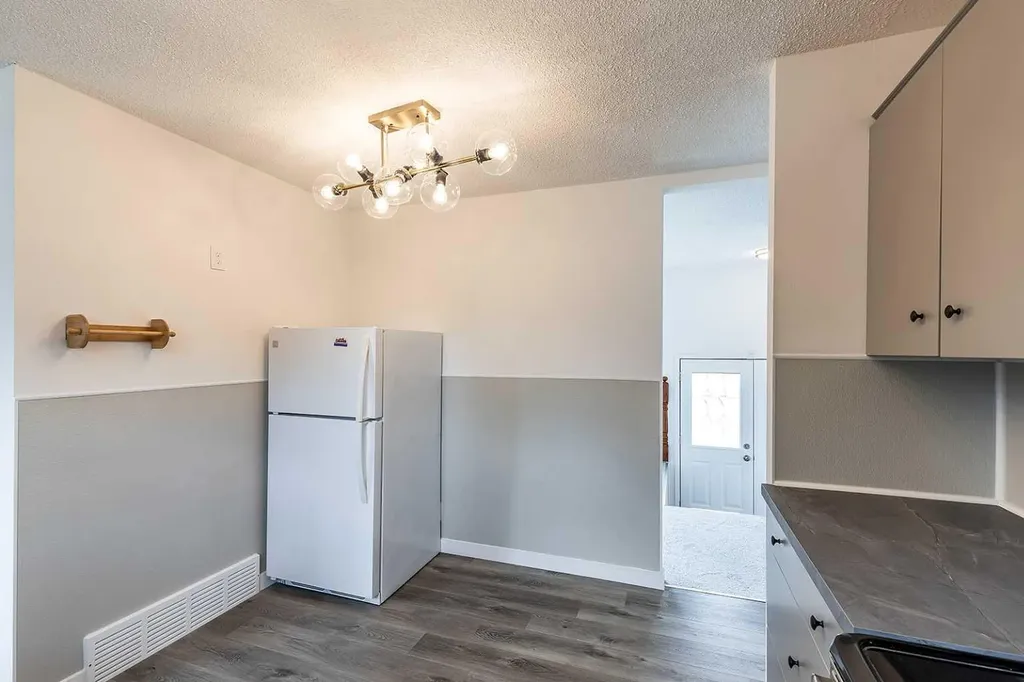 320 16 Street NE Medicine Hat AB T1A 7L9