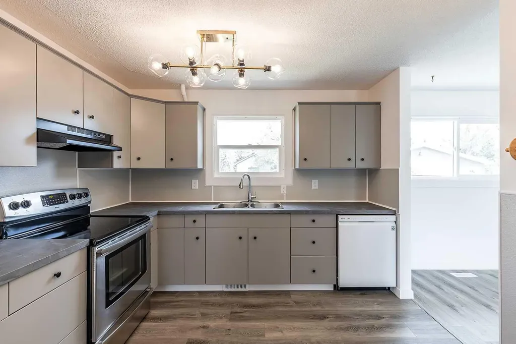 320 16 Street NE Medicine Hat AB T1A 7L9