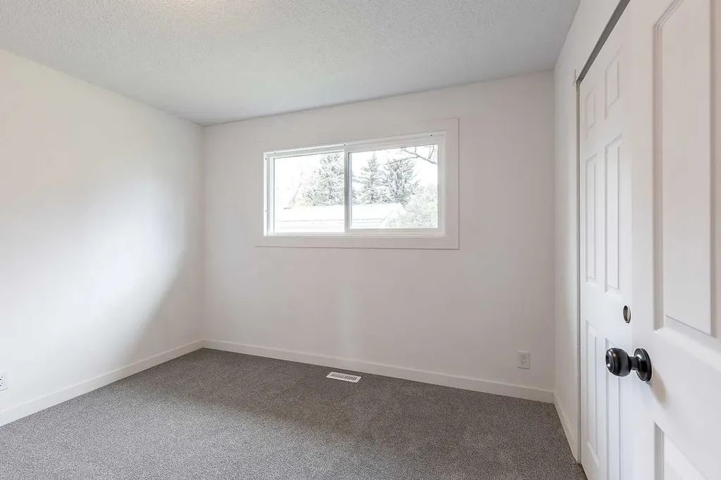 320 16 Street NE Medicine Hat AB T1A 7L9