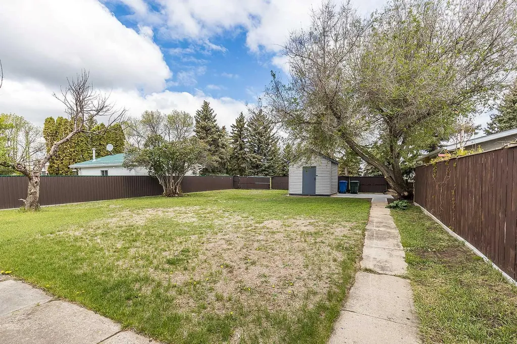 320 16 Street NE Medicine Hat AB T1A 7L9