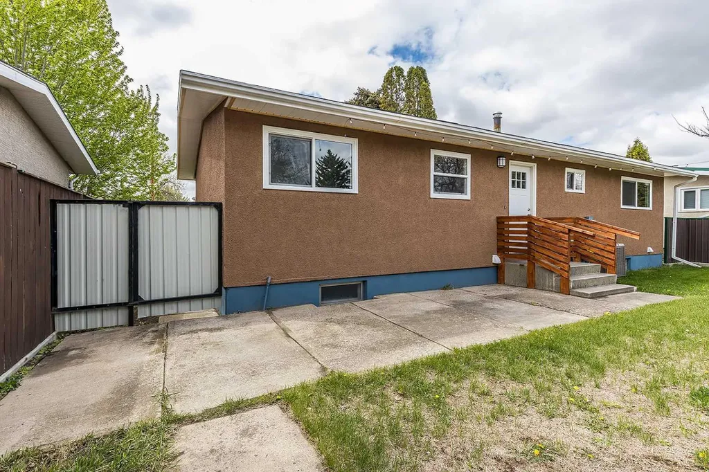 320 16 Street NE Medicine Hat AB T1A 7L9