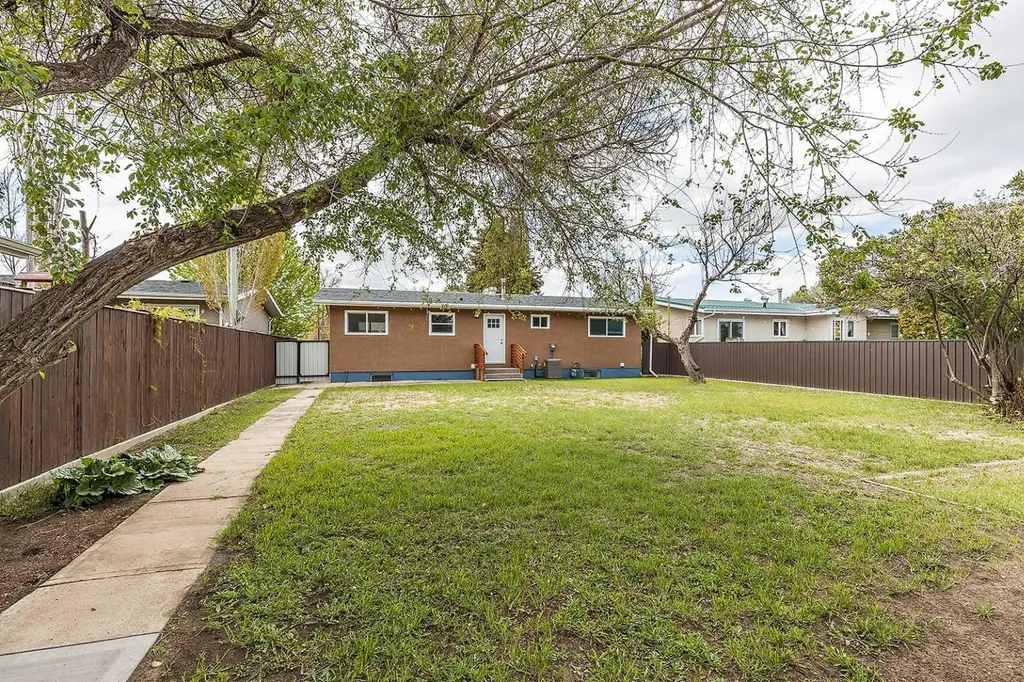 320 16 Street NE Medicine Hat AB T1A 7L9