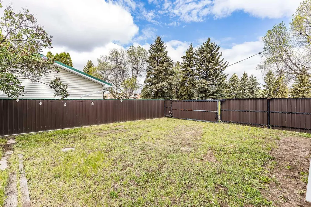 320 16 Street NE Medicine Hat AB T1A 7L9