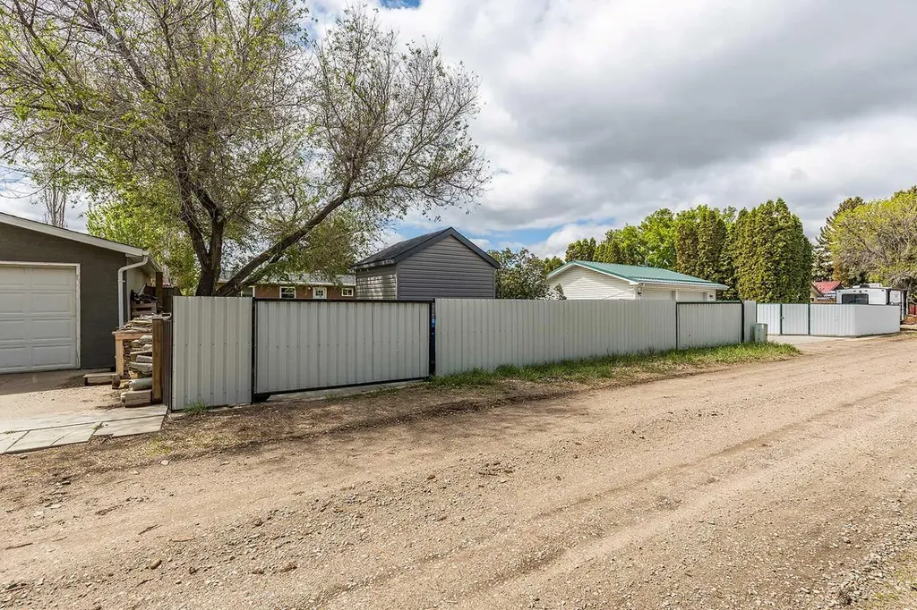 320 16 Street NE Medicine Hat AB T1A 7L9