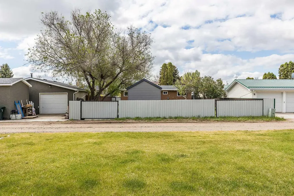 320 16 Street NE Medicine Hat AB T1A 7L9