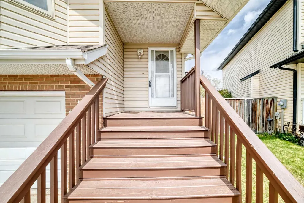 17 Ross Place Crossfield AB T0M 0S0