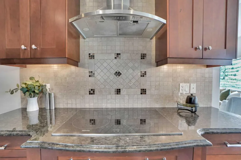 378 Patterson Boulevard SW Calgary AB T3H 3N6