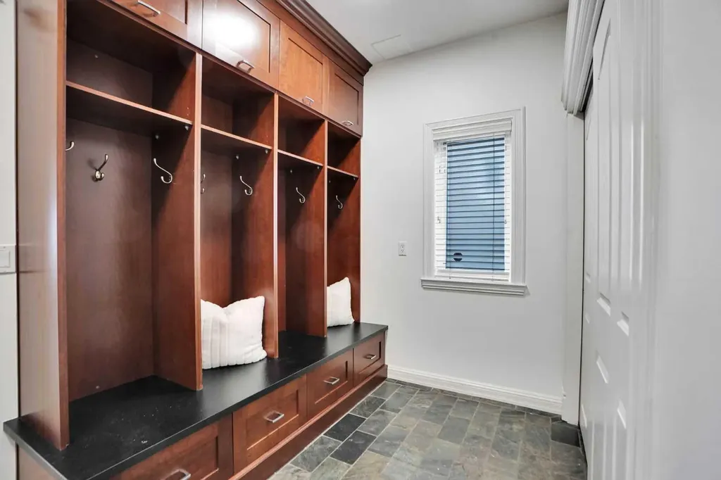 378 Patterson Boulevard SW Calgary AB T3H 3N6