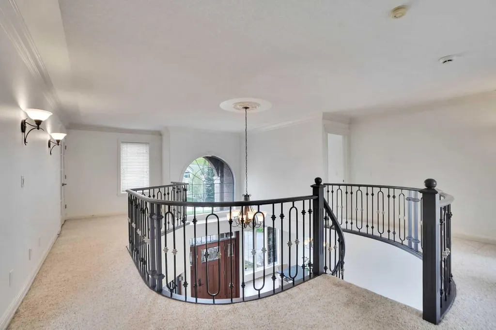 378 Patterson Boulevard SW Calgary AB T3H 3N6