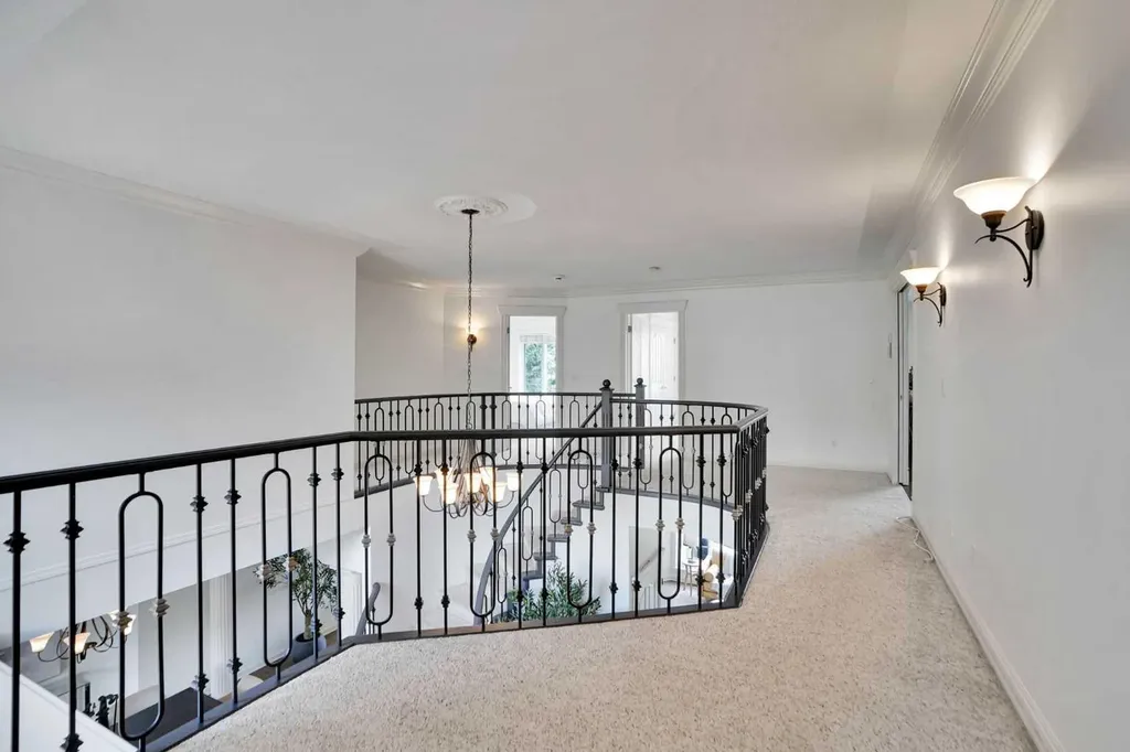 378 Patterson Boulevard SW Calgary AB T3H 3N6