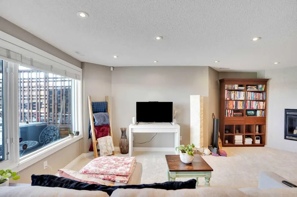378 Patterson Boulevard SW Calgary AB T3H 3N6
