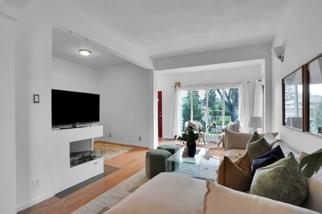 614 19 Avenue NW Calgary AB T2M 0Y8