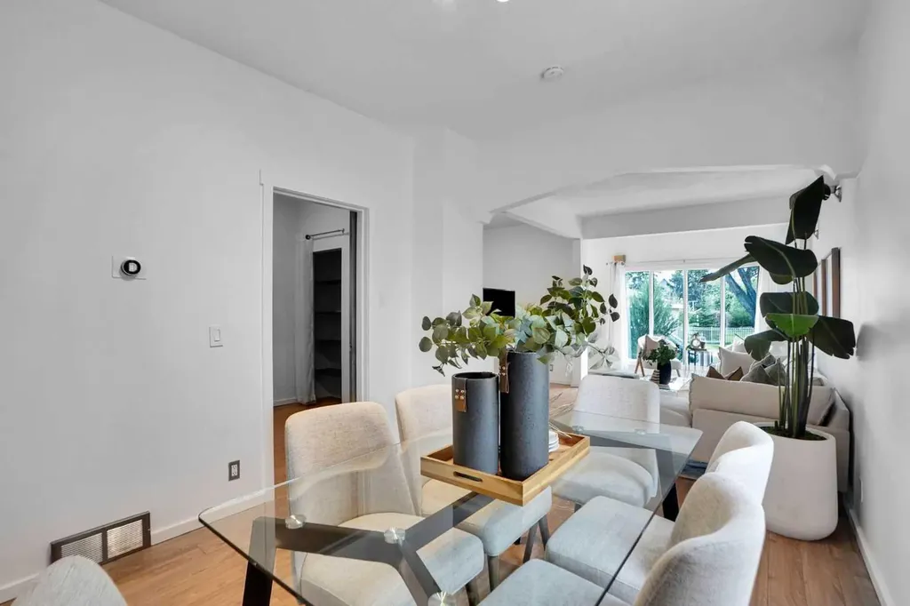 614 19 Avenue NW Calgary AB T2M 0Y8