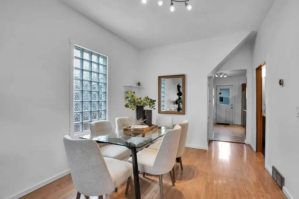 614 19 Avenue NW Calgary AB T2M 0Y8