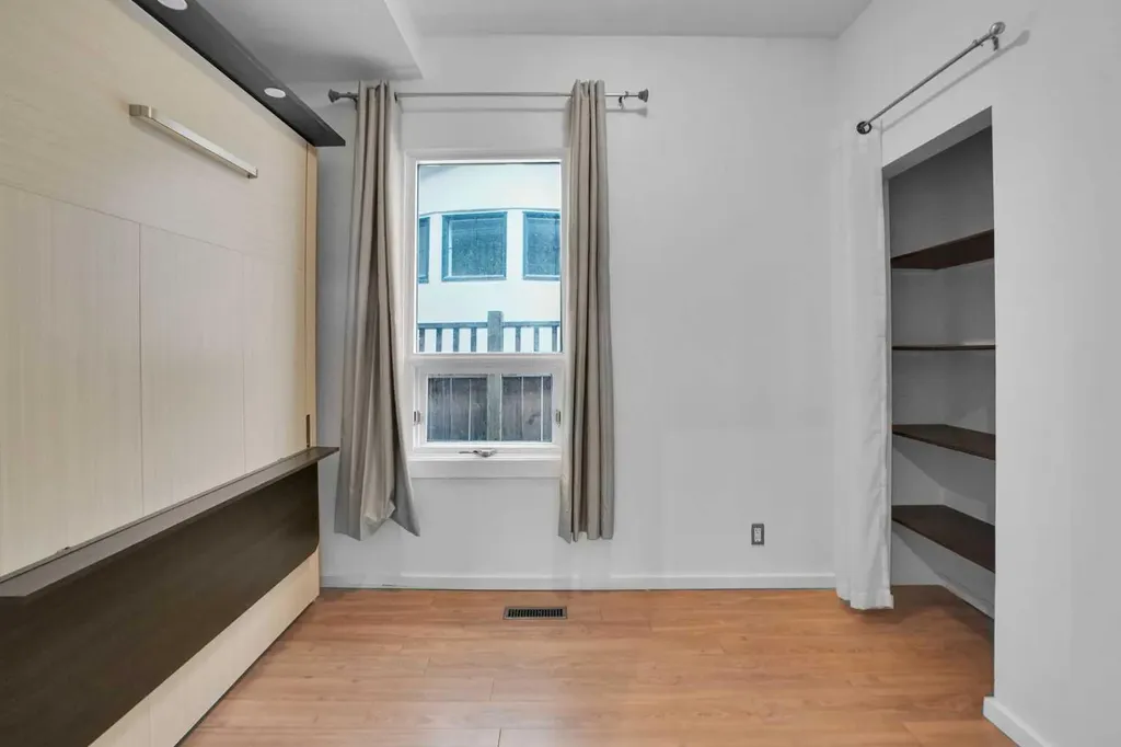 614 19 Avenue NW Calgary AB T2M 0Y8