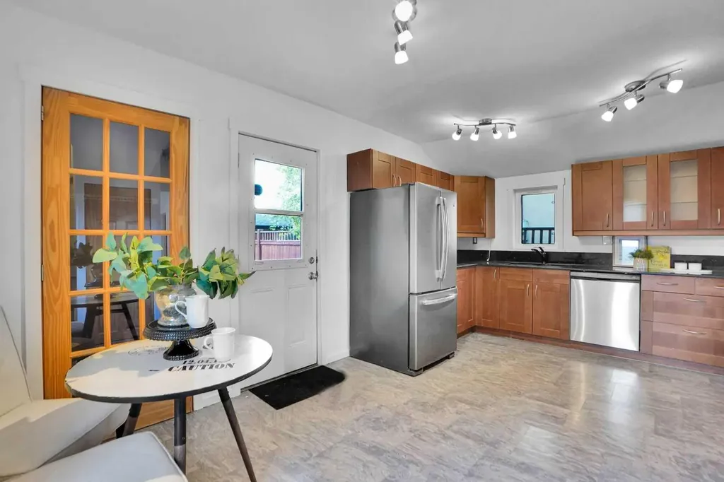 614 19 Avenue NW Calgary AB T2M 0Y8