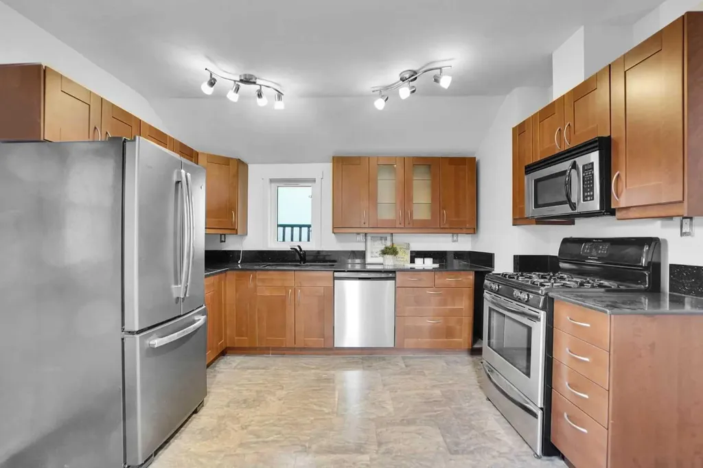 614 19 Avenue NW Calgary AB T2M 0Y8
