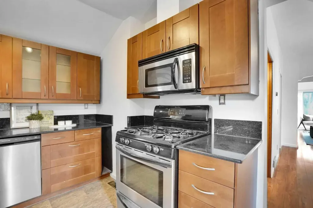 614 19 Avenue NW Calgary AB T2M 0Y8