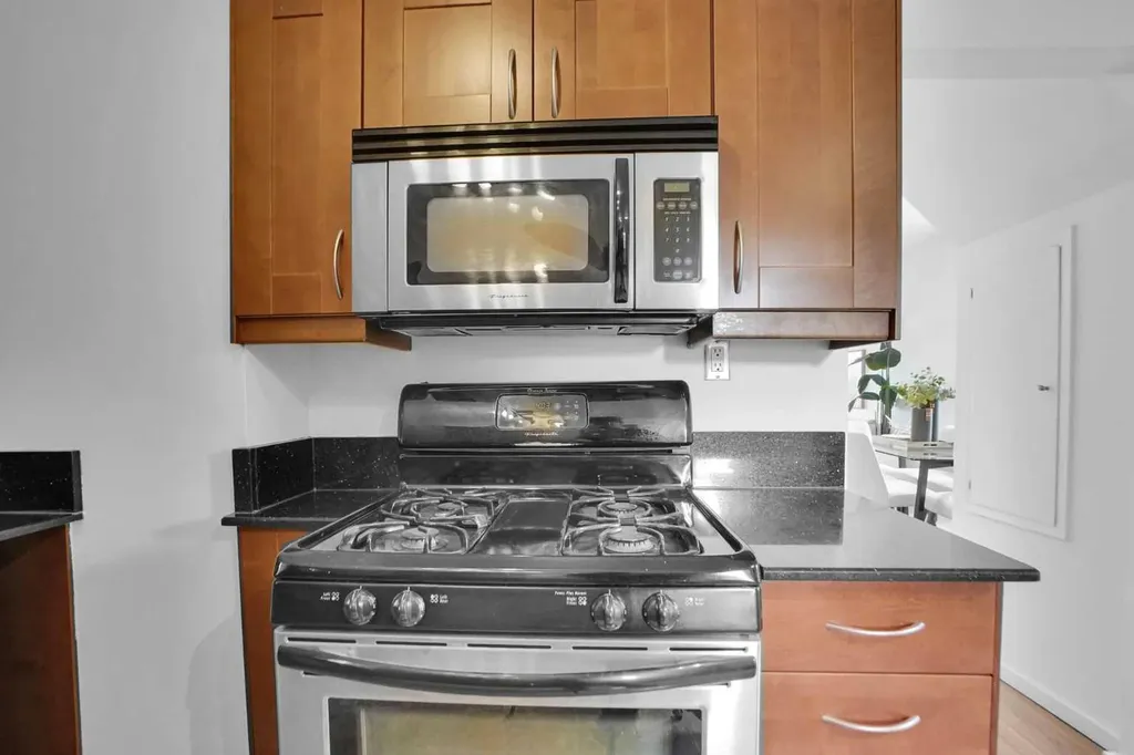 614 19 Avenue NW Calgary AB T2M 0Y8