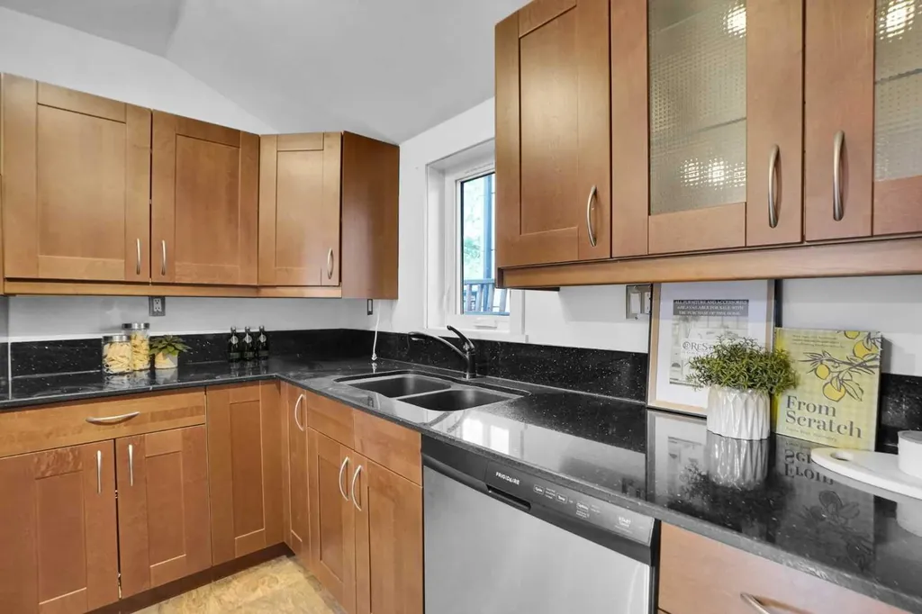 614 19 Avenue NW Calgary AB T2M 0Y8