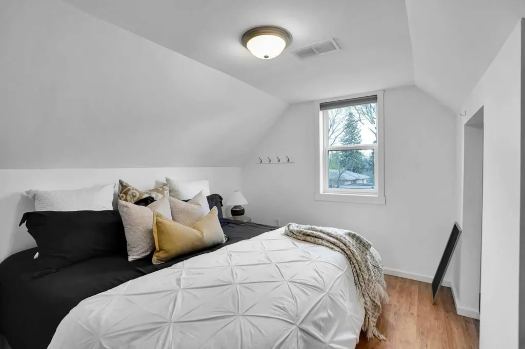 614 19 Avenue NW Calgary AB T2M 0Y8
