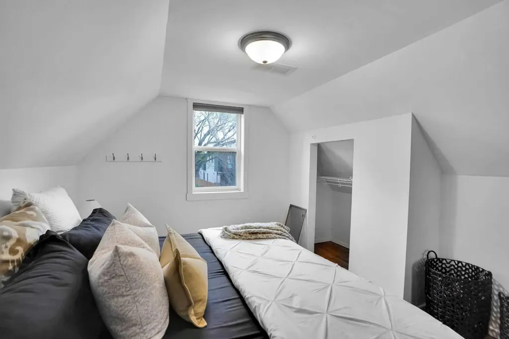 614 19 Avenue NW Calgary AB T2M 0Y8