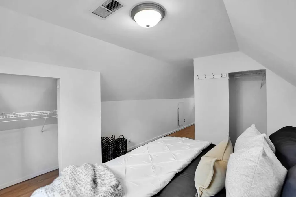614 19 Avenue NW Calgary AB T2M 0Y8