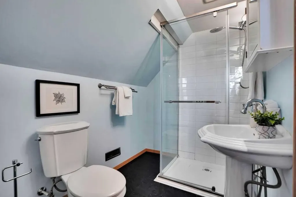 614 19 Avenue NW Calgary AB T2M 0Y8