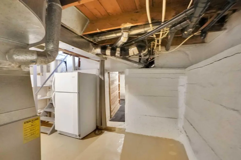614 19 Avenue NW Calgary AB T2M 0Y8