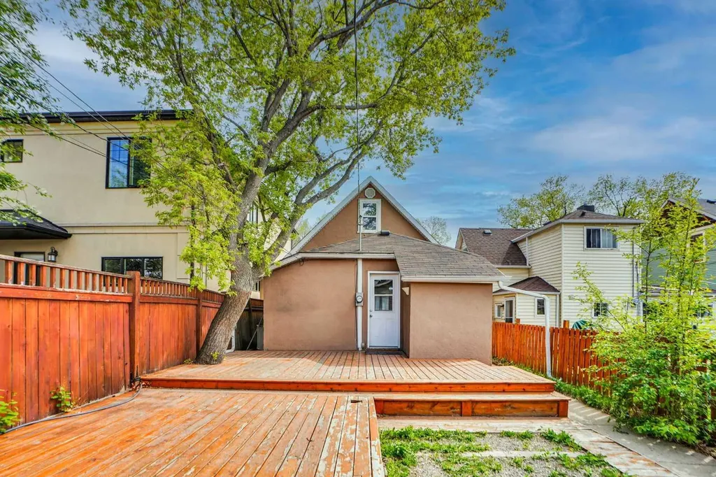 614 19 Avenue NW Calgary AB T2M 0Y8