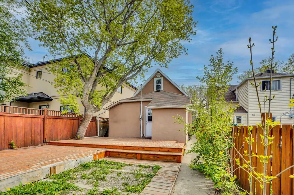 614 19 Avenue NW Calgary AB T2M 0Y8