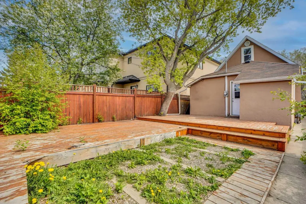 614 19 Avenue NW Calgary AB T2M 0Y8