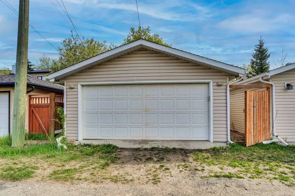 614 19 Avenue NW Calgary AB T2M 0Y8